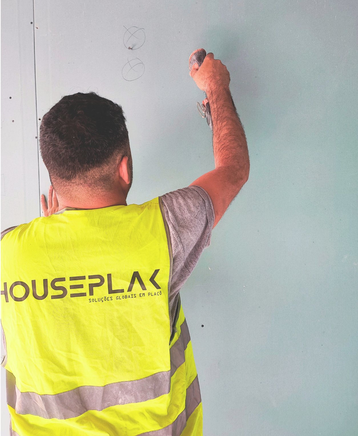 Aplicador HousePlak a trabalhar em placô
